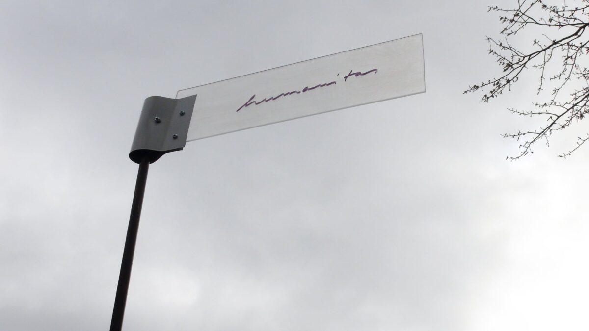 nstallation "wind sisters", 7-teilig, 2025 (Acrylglas, Kugellager, Kupfer, Plastik), Ort: Atelierhof Werenzhain, Brandenburg