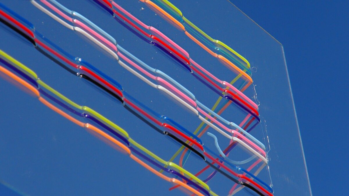 nstallation "wind sisters", 7-teilig, 2025 (Acrylglas, Kugellager, Kupfer, Plastik), Ort: Atelierhof Werenzhain, Brandenburg