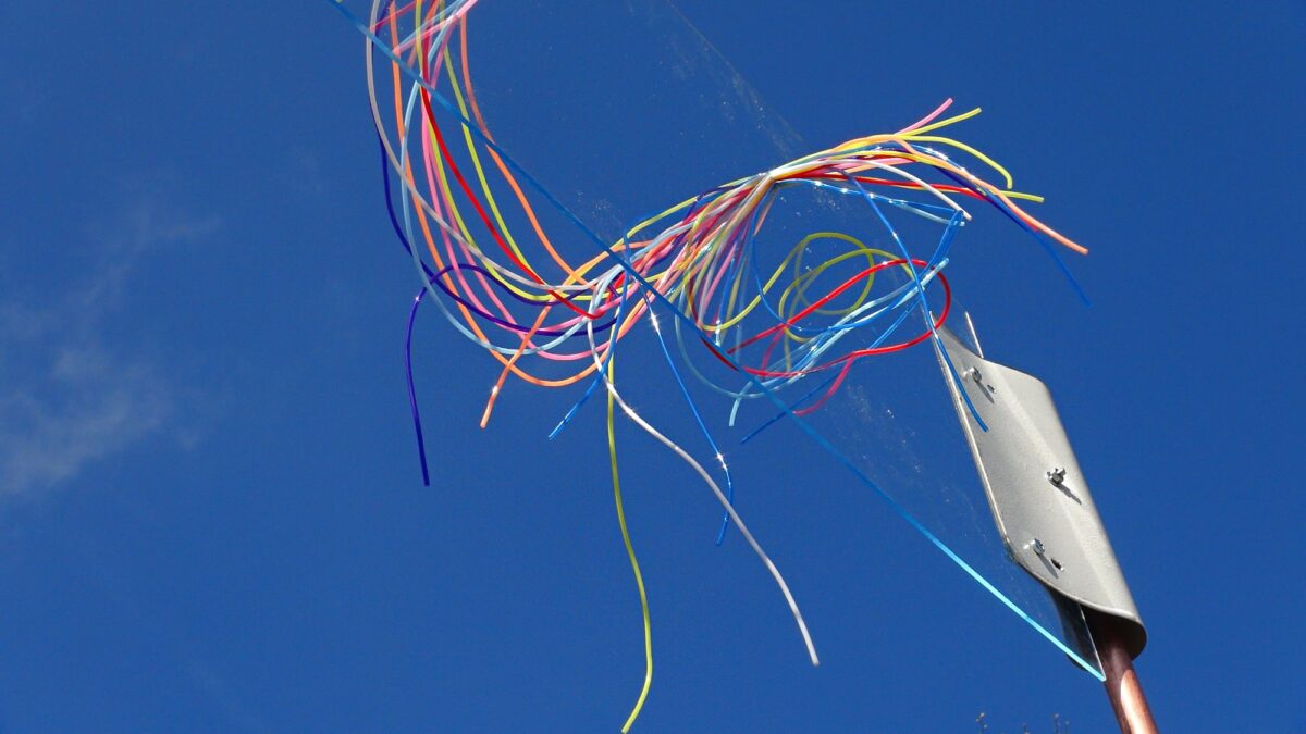 nstallation "wind sisters", 7-teilig, 2025 (Acrylglas, Kugellager, Kupfer, Plastik), Ort: Atelierhof Werenzhain, Brandenburg