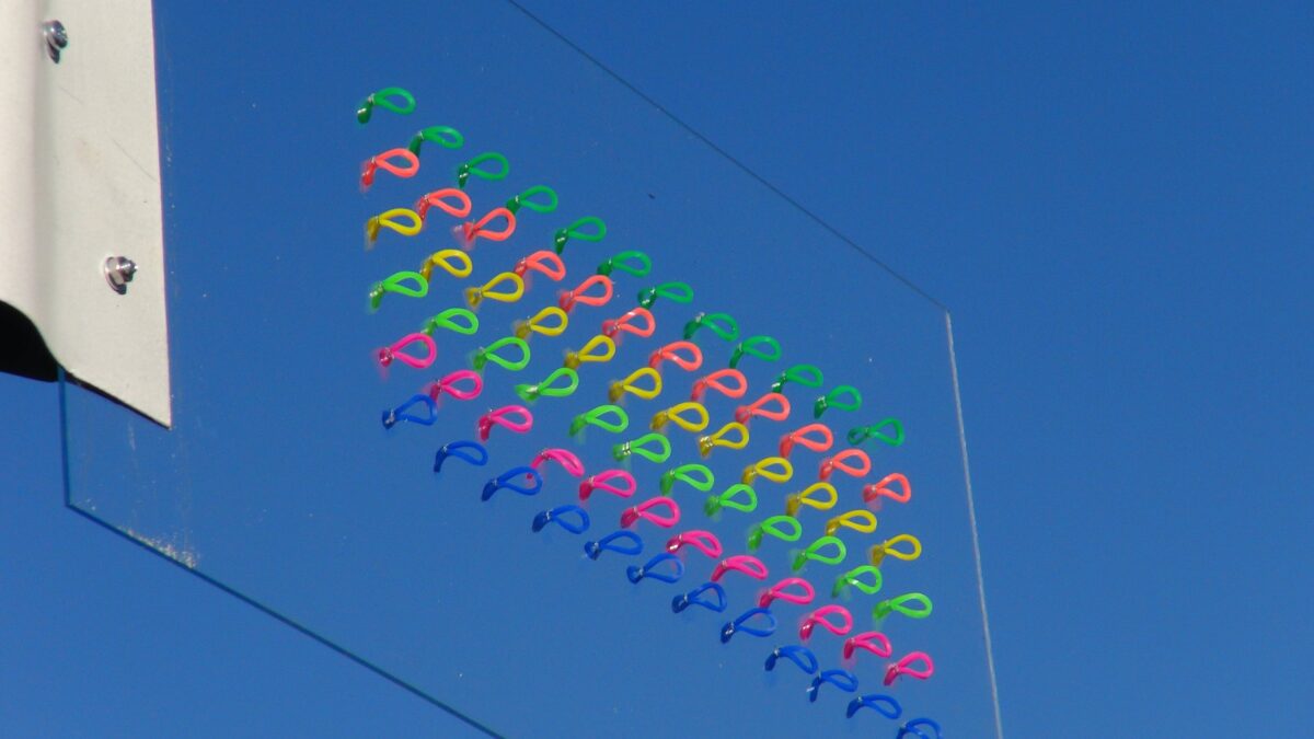 nstallation "wind sisters", 7-teilig, 2025 (Acrylglas, Kugellager, Kupfer, Plastik), Ort: Atelierhof Werenzhain, Brandenburg