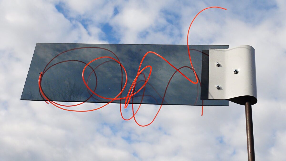 nstallation "wind sisters", 7-teilig, 2025 (Acrylglas, Kugellager, Kupfer, Plastik), Ort: Atelierhof Werenzhain, Brandenburg