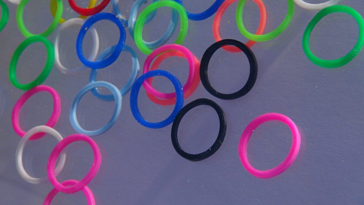 nstallation "wind sisters", 7-teilig, 2025 (Acrylglas, Kugellager, Kupfer, Plastik), Ort: Atelierhof Werenzhain, Brandenburg