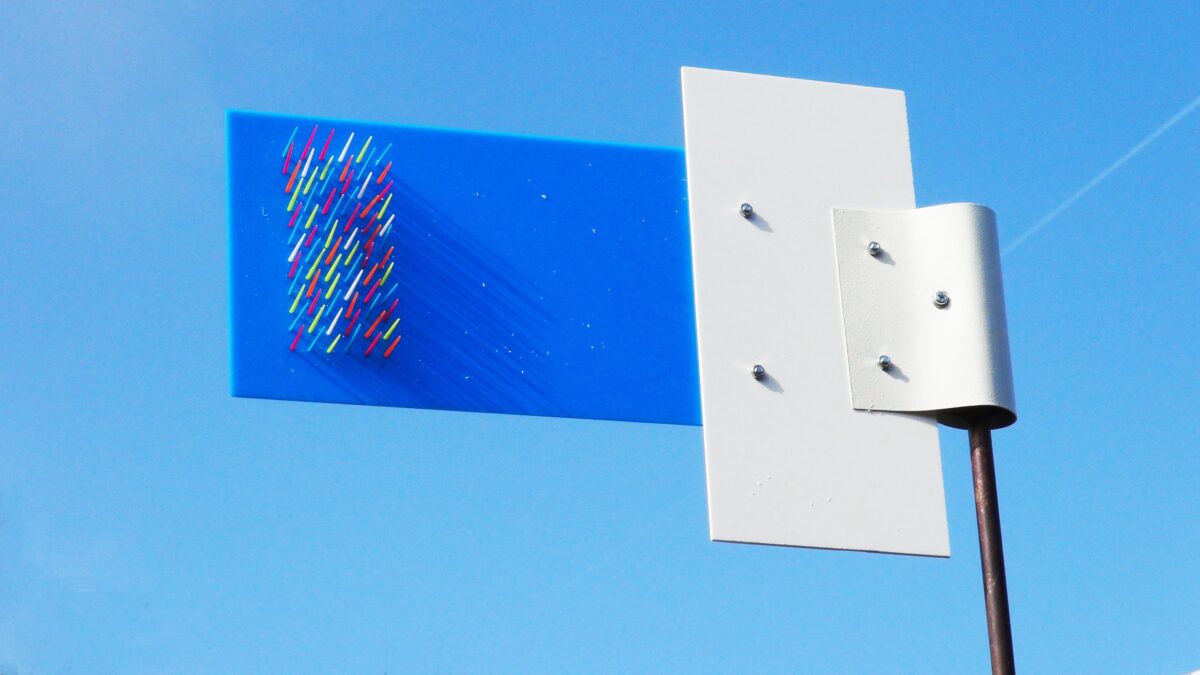 nstallation "wind sisters", 7-teilig, 2025 (Acrylglas, Kugellager, Kupfer, Plastik), Ort: Atelierhof Werenzhain, Brandenburg